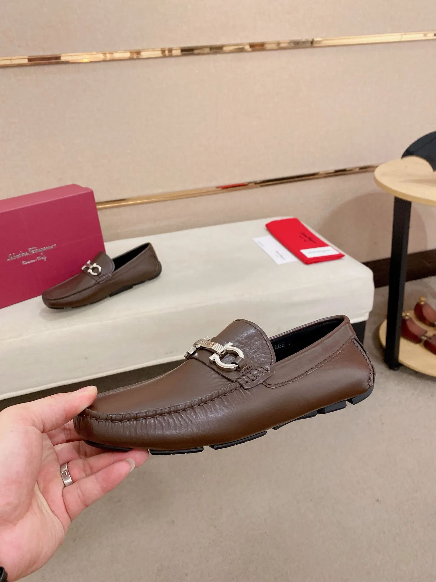 Men's shoes💰: 540💰High-end quality! Ferragamo🆕🆕Exclusive hot-selling products in stock🔥🔥New products on the shelves, high-quality Ferragamo men's pea shoes, high-end casual driving shoes, with complete packaging! 💪 💪 Material: imported first-layer pebbled cowhide 🐂 + imported high-quality water-dyed cowhide lining + wear-resistant outsole 👍🏻👍🏻 Features: high-end and comfortable, purely handmade 🚀 🚀 Create the perfect shoe that suits you best 🔥 🔥 Size: (38-44) 45 standard size can be customized!